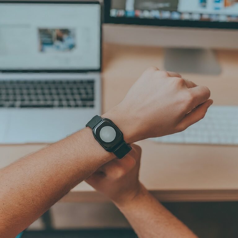 Exploring the Latest Wearable Technology : Fitness Trackers vs. Smartwatches