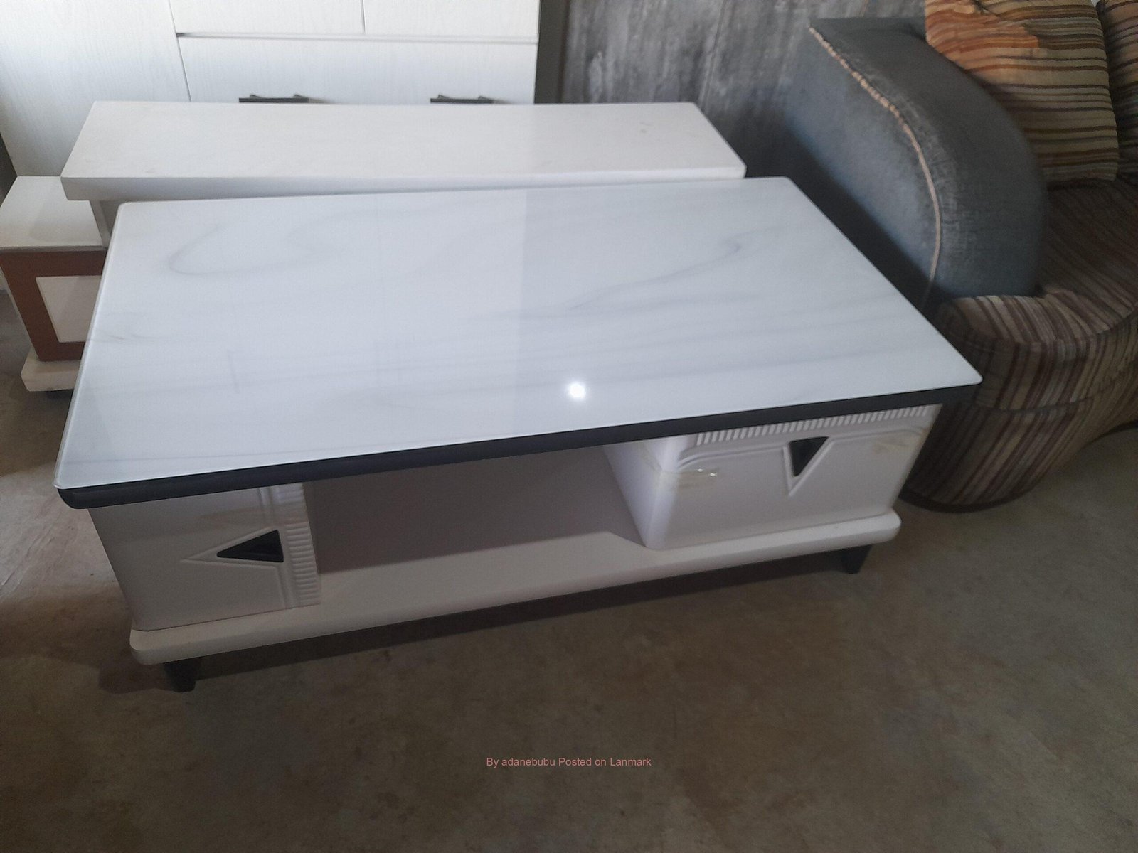 በመጠኑ ያገለገለ የሶፋ ጠረጴዛ