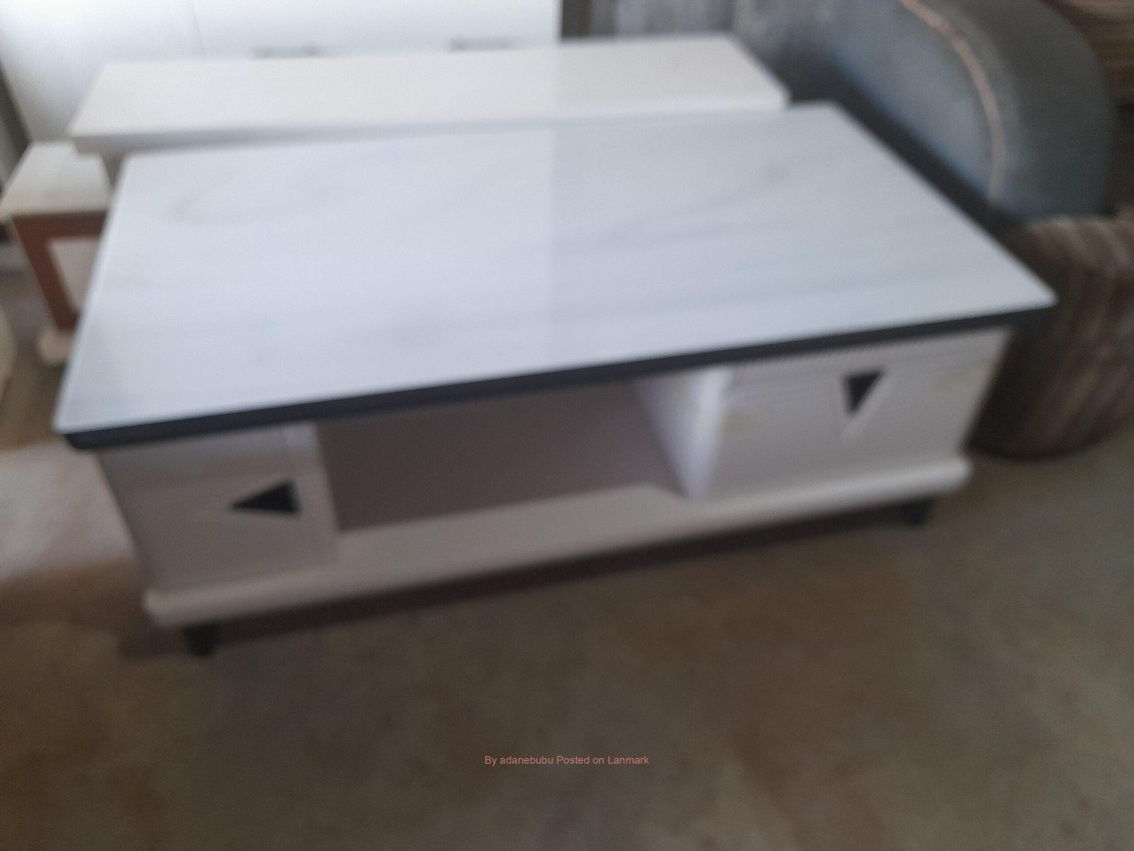 በመጠኑ ያገለገለ የሶፋ ጠረጴዛ