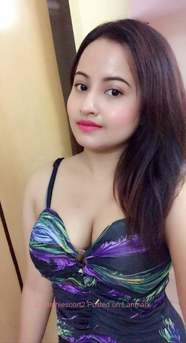 Call girls in City Center Noida 9990233396 Escorts service