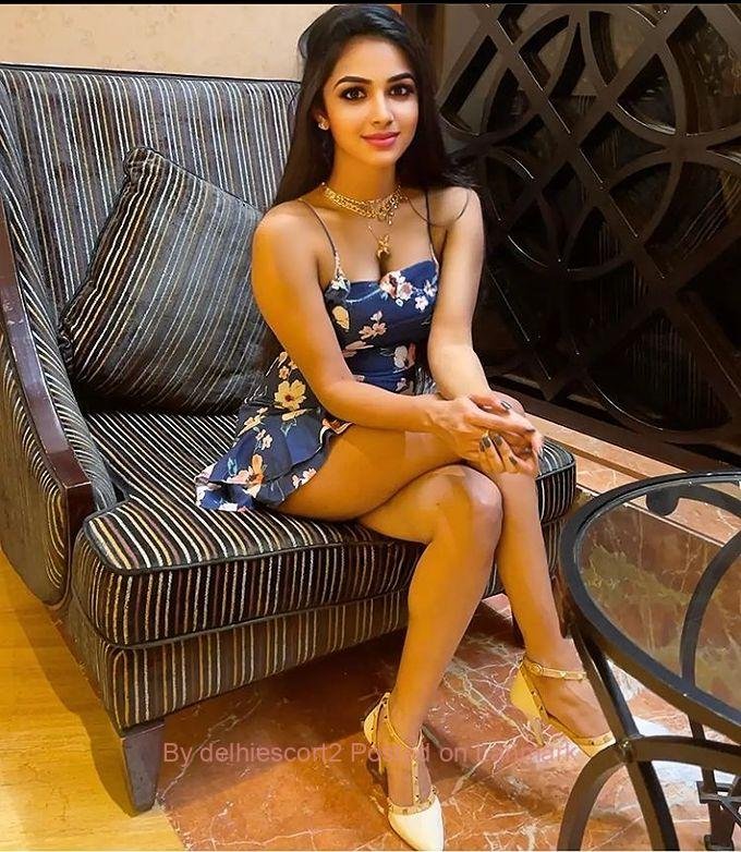 Call girls in Sector 17, Noida 9990233396 Escorts service
